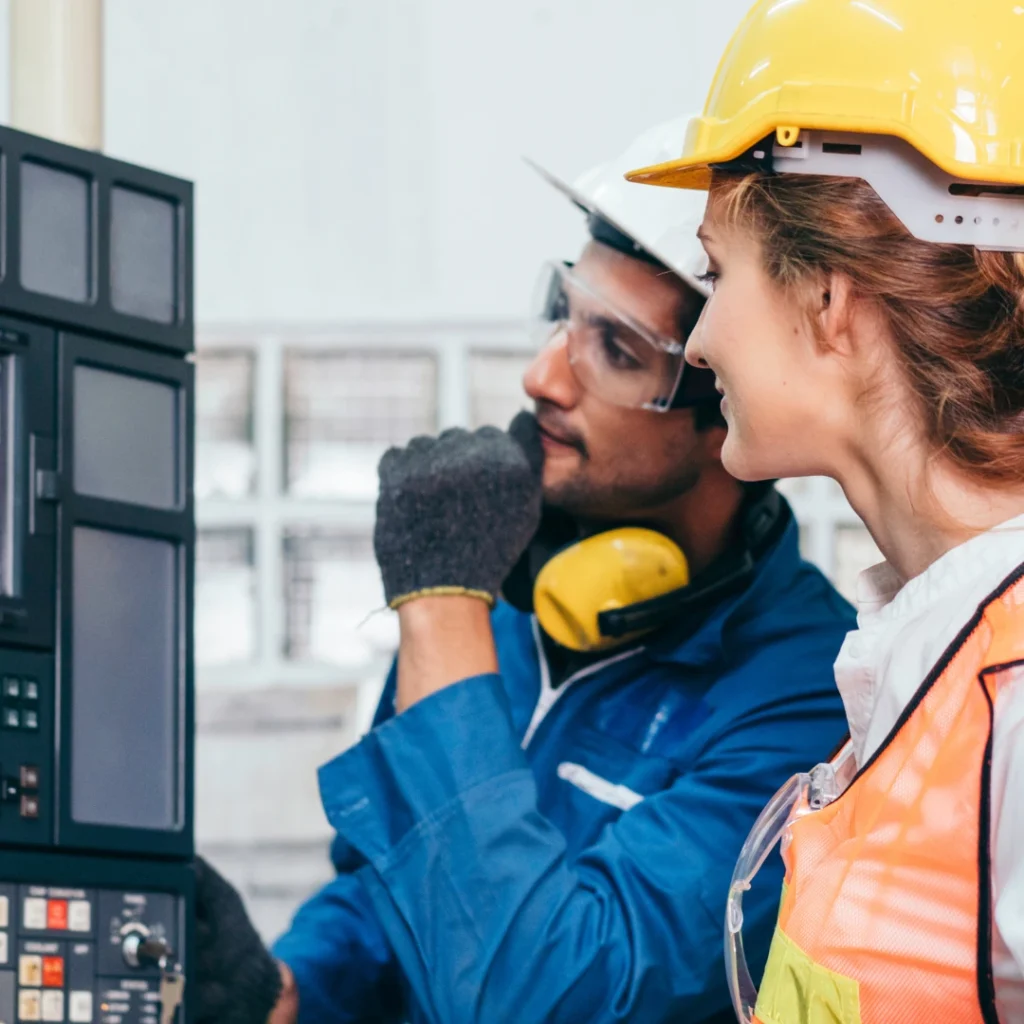 Rozmowa kobiety i mężczyzny przy panelu urządzenia.