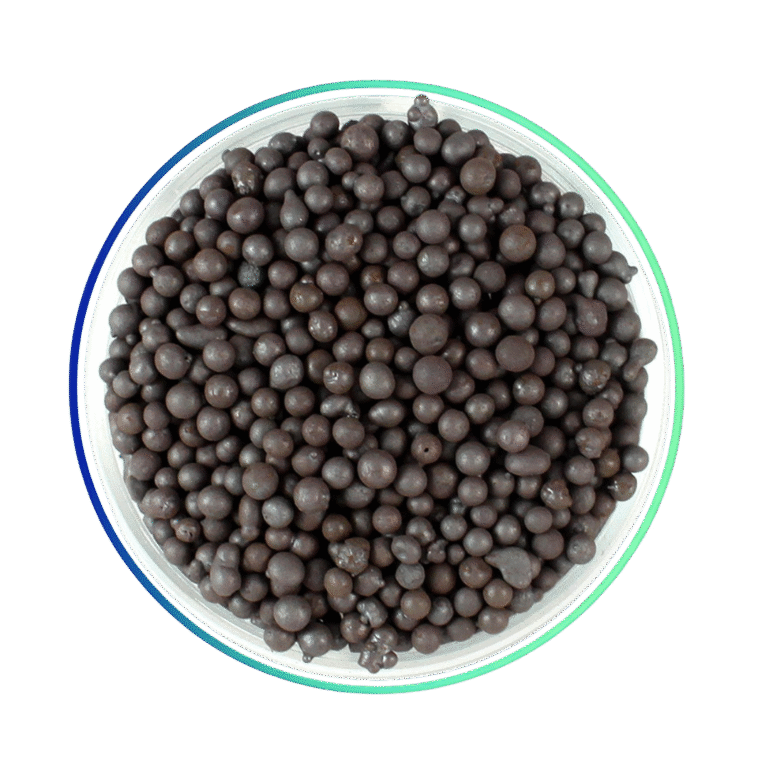 Śrut żeliwny balastowy wyróżnia się przede wszystkim wysoką gęstością przy zachowaniu pełnej obojętności chemicznej. W przeciwieństwie do tradycyjnych materiałów obciążeniowych, takich jak piasek, granulat czy ołów, nie jest toksyczny i nie wymaga specjalnych warunków składowania ani utylizacji. 