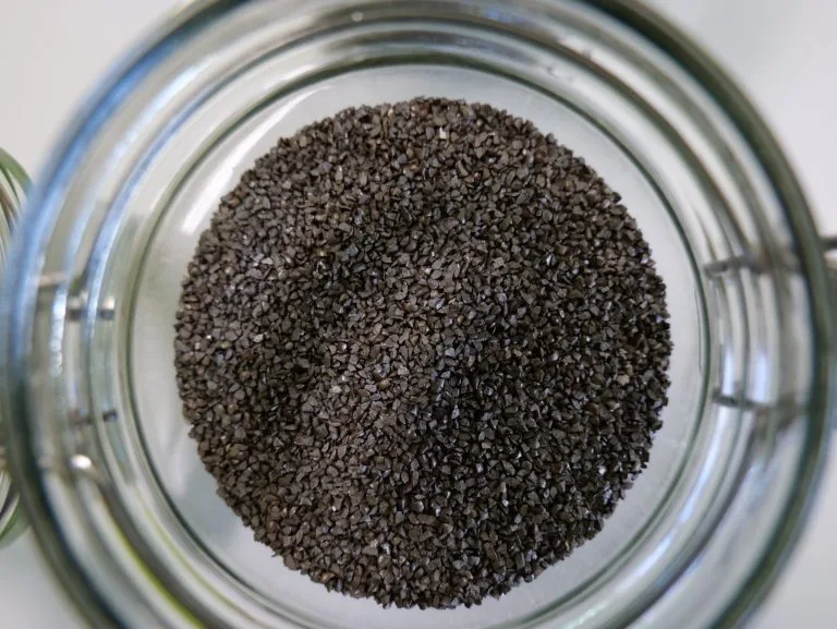 Ścierniwo przemysłowe DIAMANT podczas testów efektywności procesu śrutowania w Alumetal-Technik
