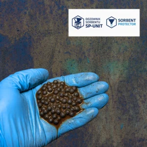 Ruka v rukavici držící zaolejovaný kovový brok před procesem odolejování – Alumetal-Technik